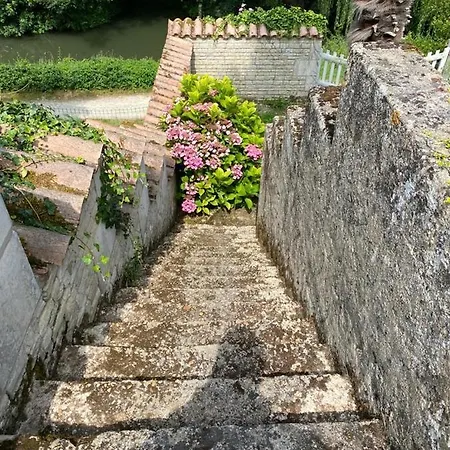 Maraichine En Bord De Conche Avec Barque Sans Linge De Maison Feriehus Arçais
