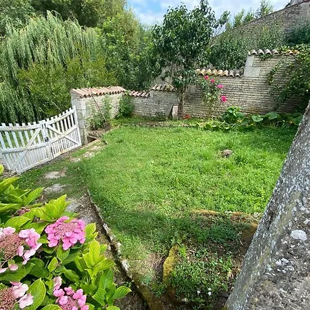 Maraichine En Bord De Conche Avec Barque Sans Linge De Maison * Арсес