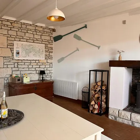 Maraichine En Bord De Conche Avec Barque Sans Linge De Maison