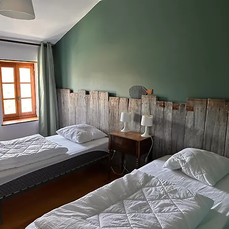 Maraichine En Bord De Conche Avec Barque Sans Linge De Maison * Арсес