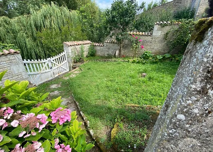 Maraichine En Bord De Conche Avec Barque Sans Linge De Maison * Arcais