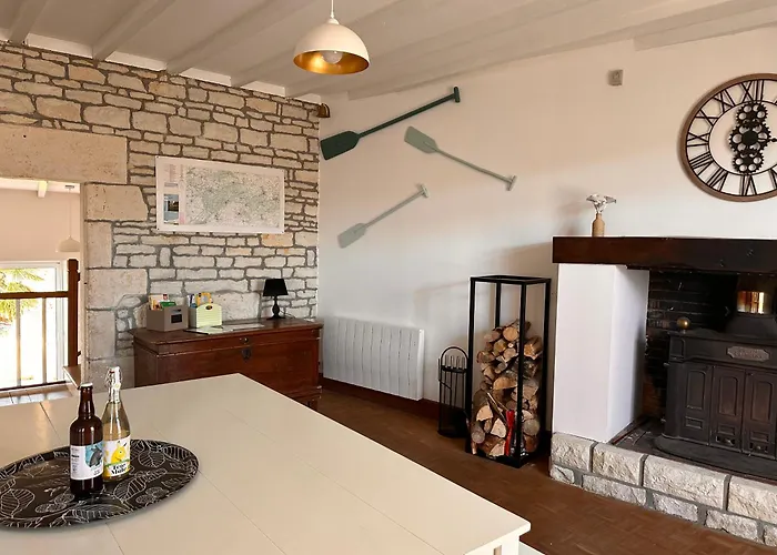 Maraichine En Bord De Conche Avec Barque Sans Linge De Maison