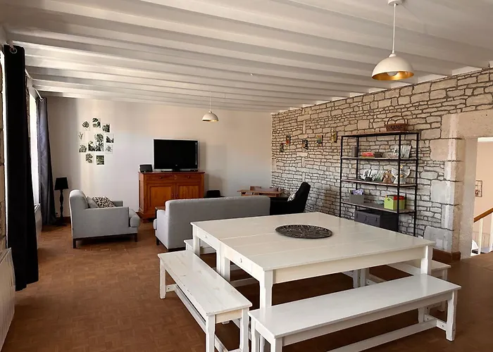 Maraichine En Bord De Conche Avec Barque Sans Linge De Maison Arcais