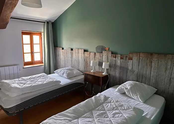 Maraichine En Bord De Conche Avec Barque Sans Linge De Maison * Arcais